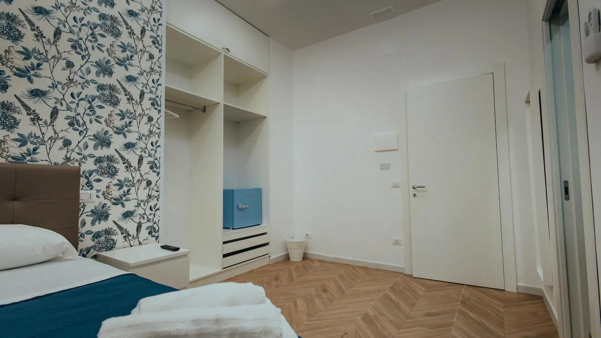 Otis Rooms Naples Italy