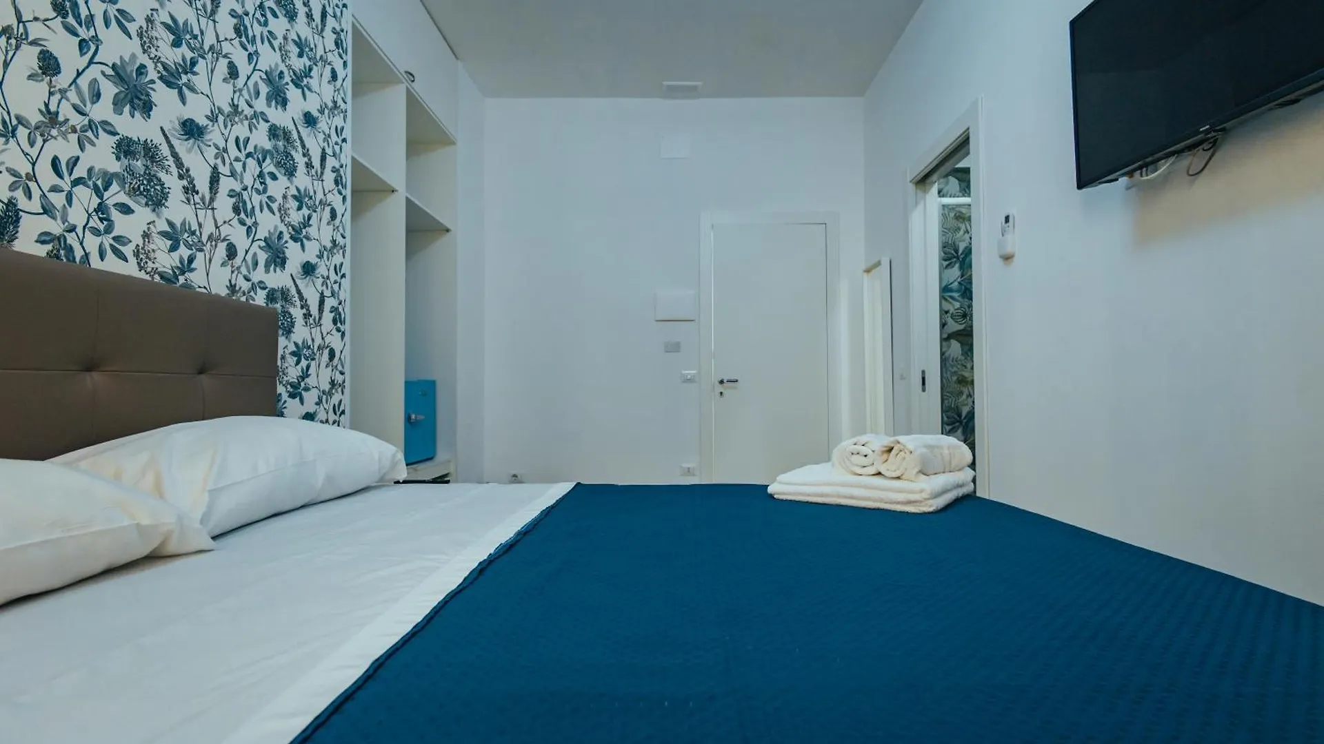 Otis Rooms Naples 0*,  Italy