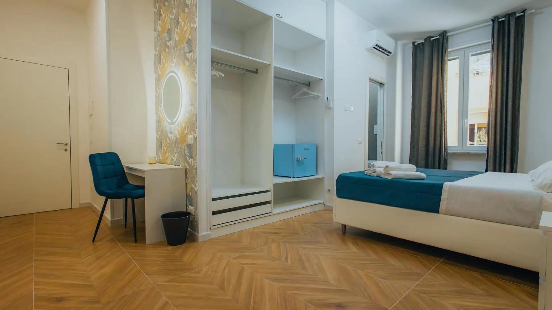 Otis Rooms Naples