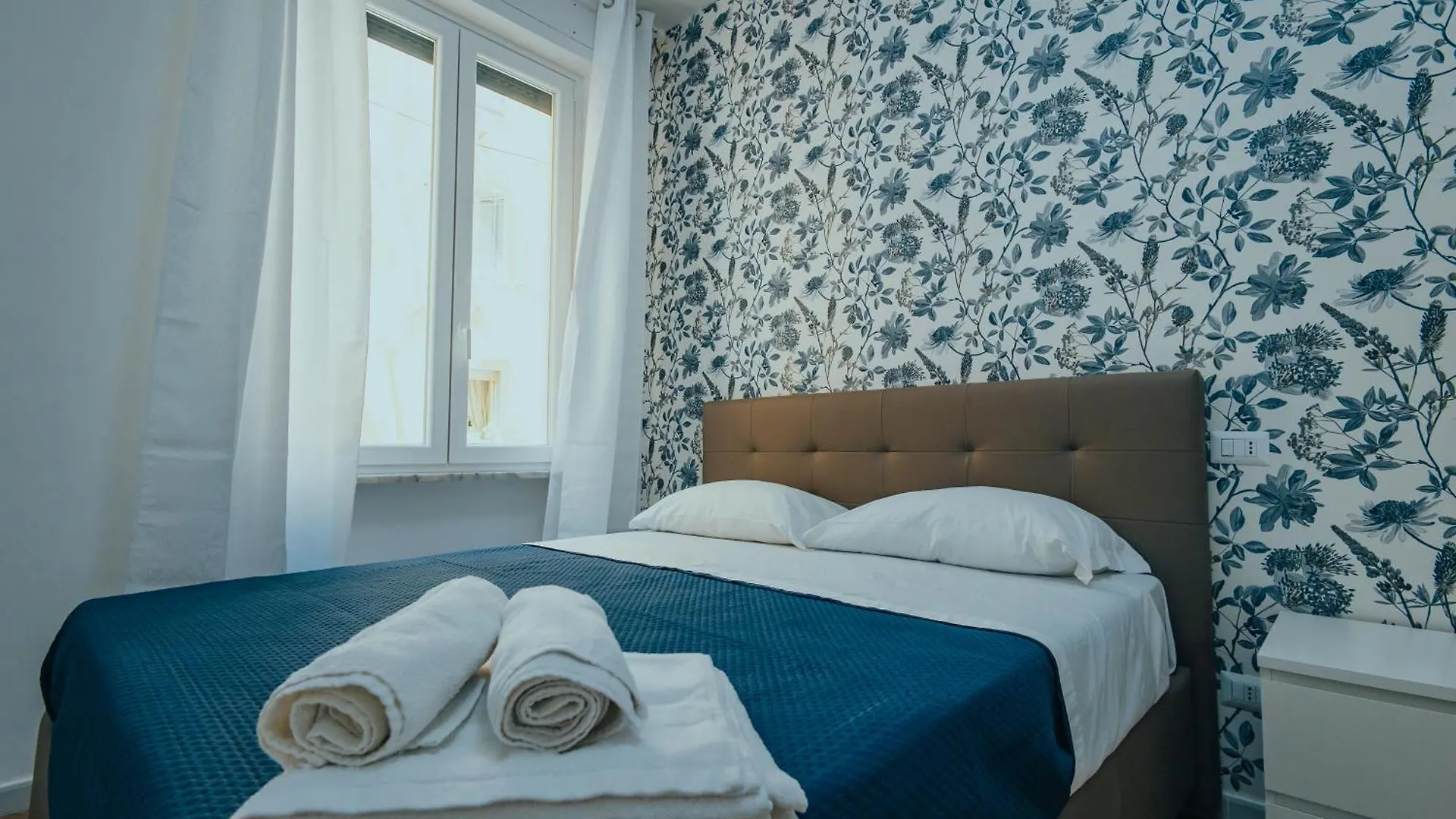Otis Rooms Naples